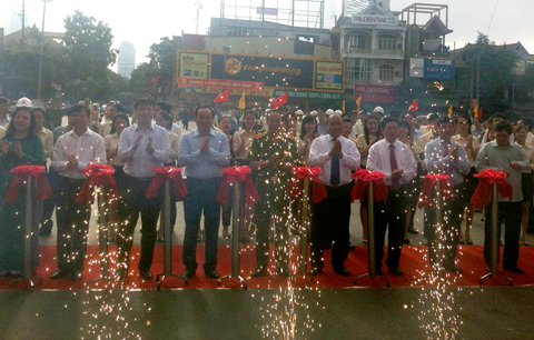 ຮອງນາຍົກລັດຖະມົນຕີ ຫງວຽນຊວນຟຸກ ຢ້ຽມຢາມ ແລະ ເຮັດວຽກຢູ້ ເງັ້ະອານ